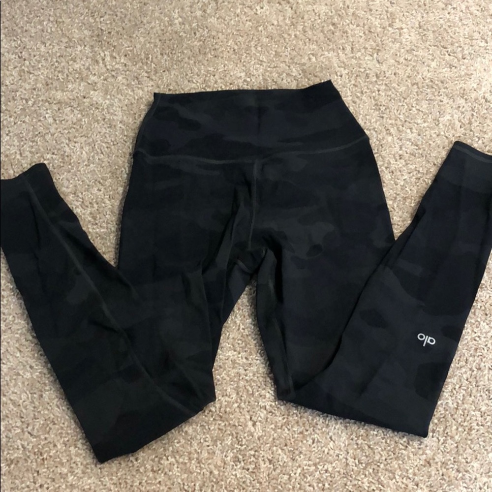 Black camo Alo Yoga leggings